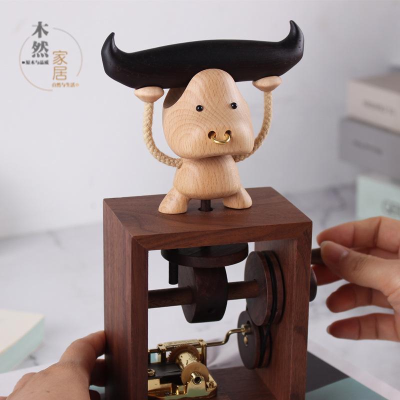 Music Box Automata 木艺批发牛八音盒小猪手摇木质玩具创意小飞猪音乐盒情人节礼物